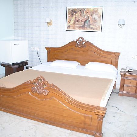 Modipur Hotel Rāmpur Buitenkant foto