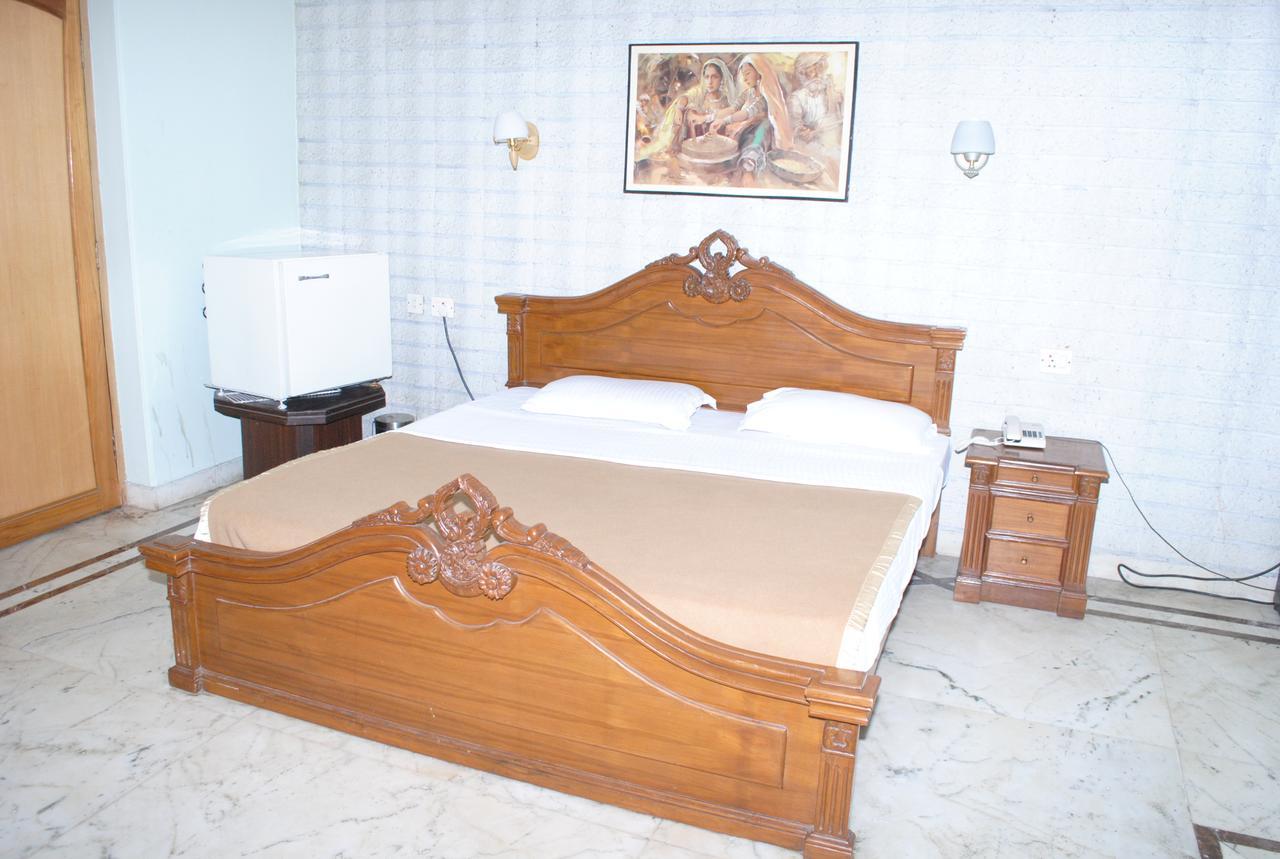 Modipur Hotel Rāmpur Buitenkant foto