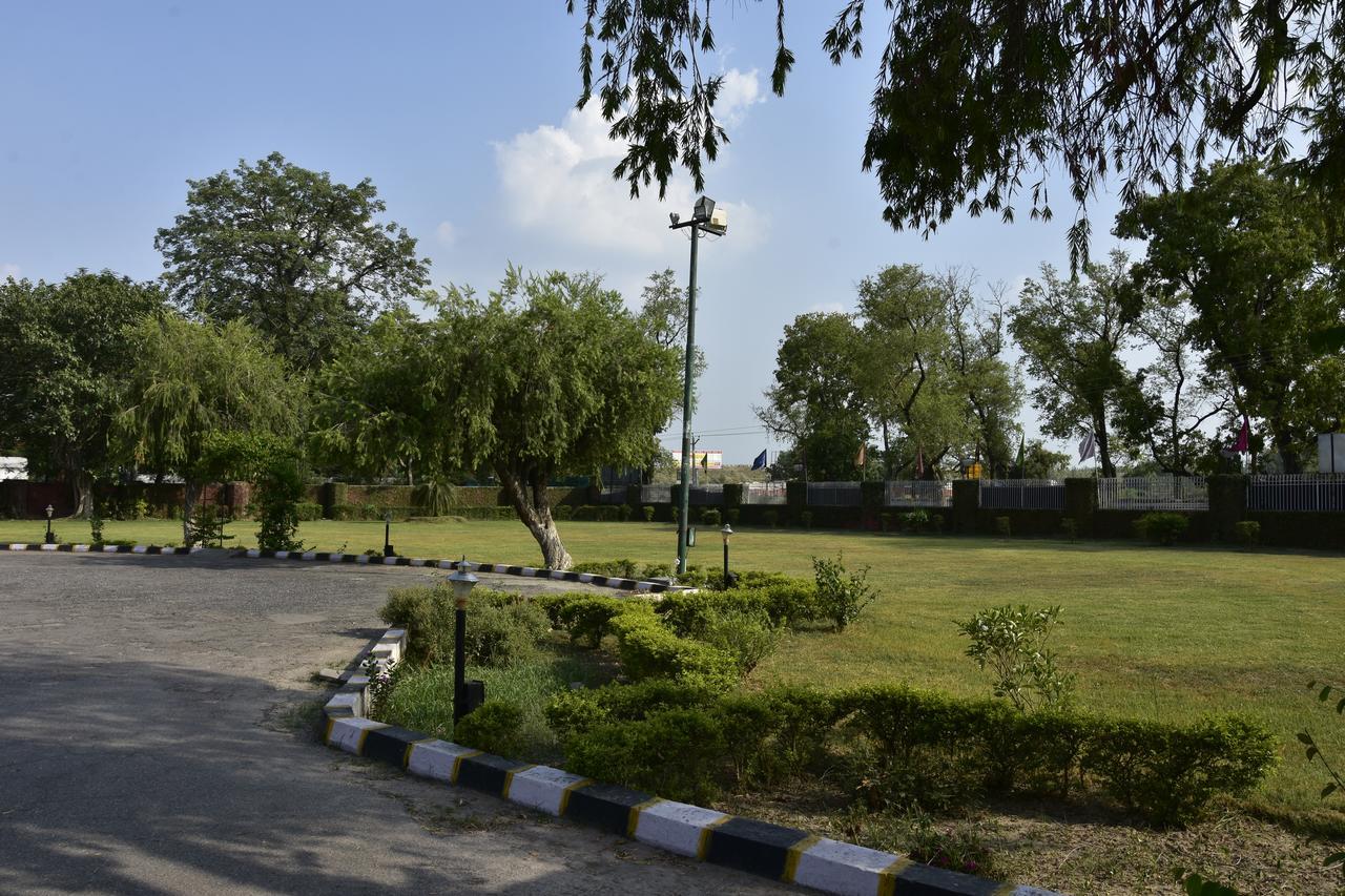 Modipur Hotel Rāmpur Buitenkant foto