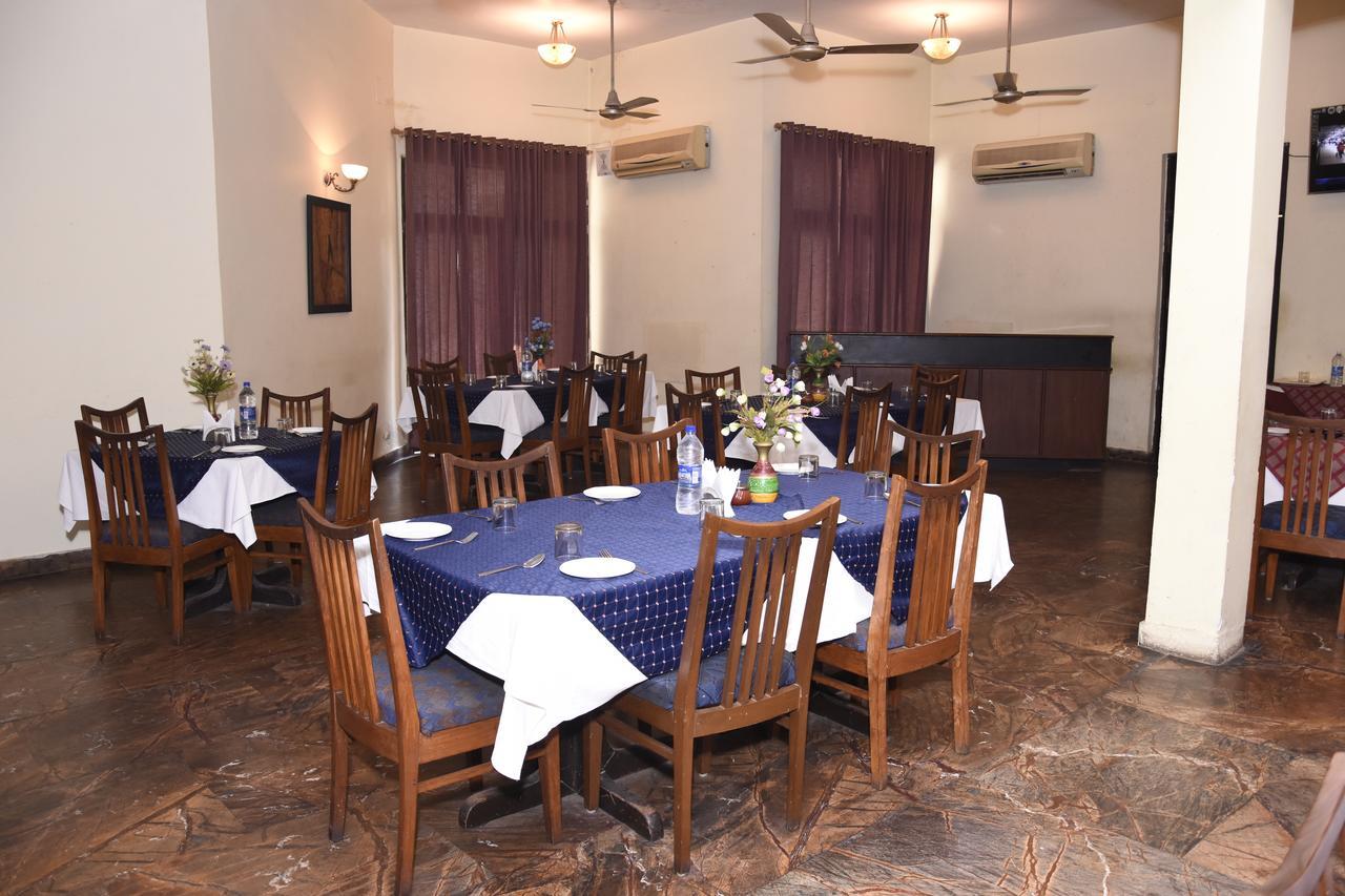 Modipur Hotel Rāmpur Buitenkant foto